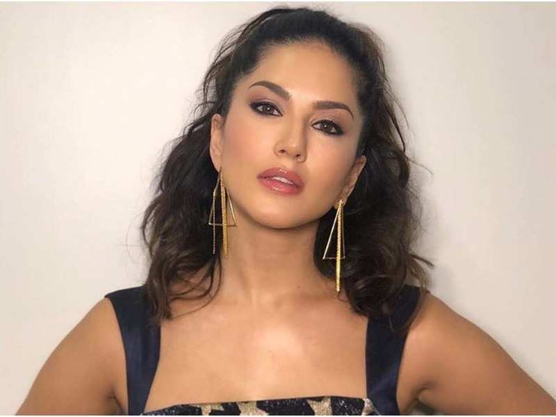 How tall is Sunny Leone?